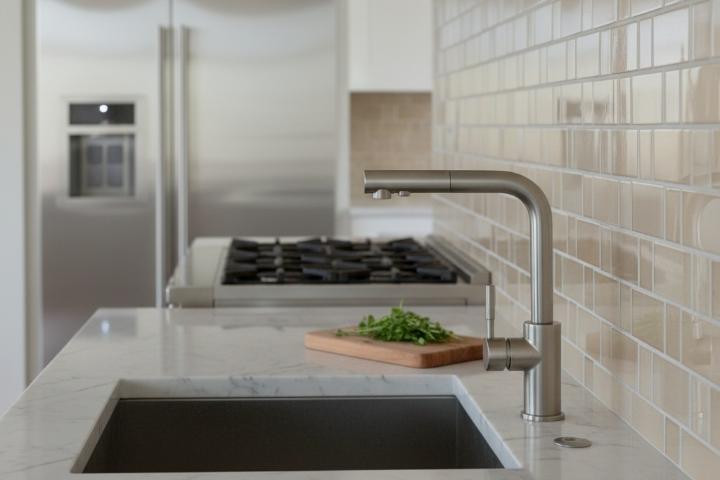 modern kitchen subway tile backsplash