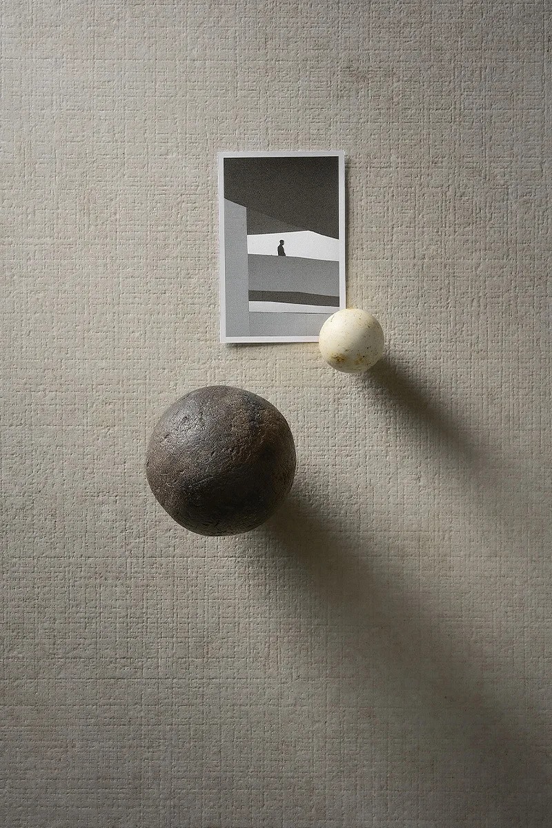 Wall detail of Fossil Tartan porcelain slabs displaying its woven pattern beside a framed photo