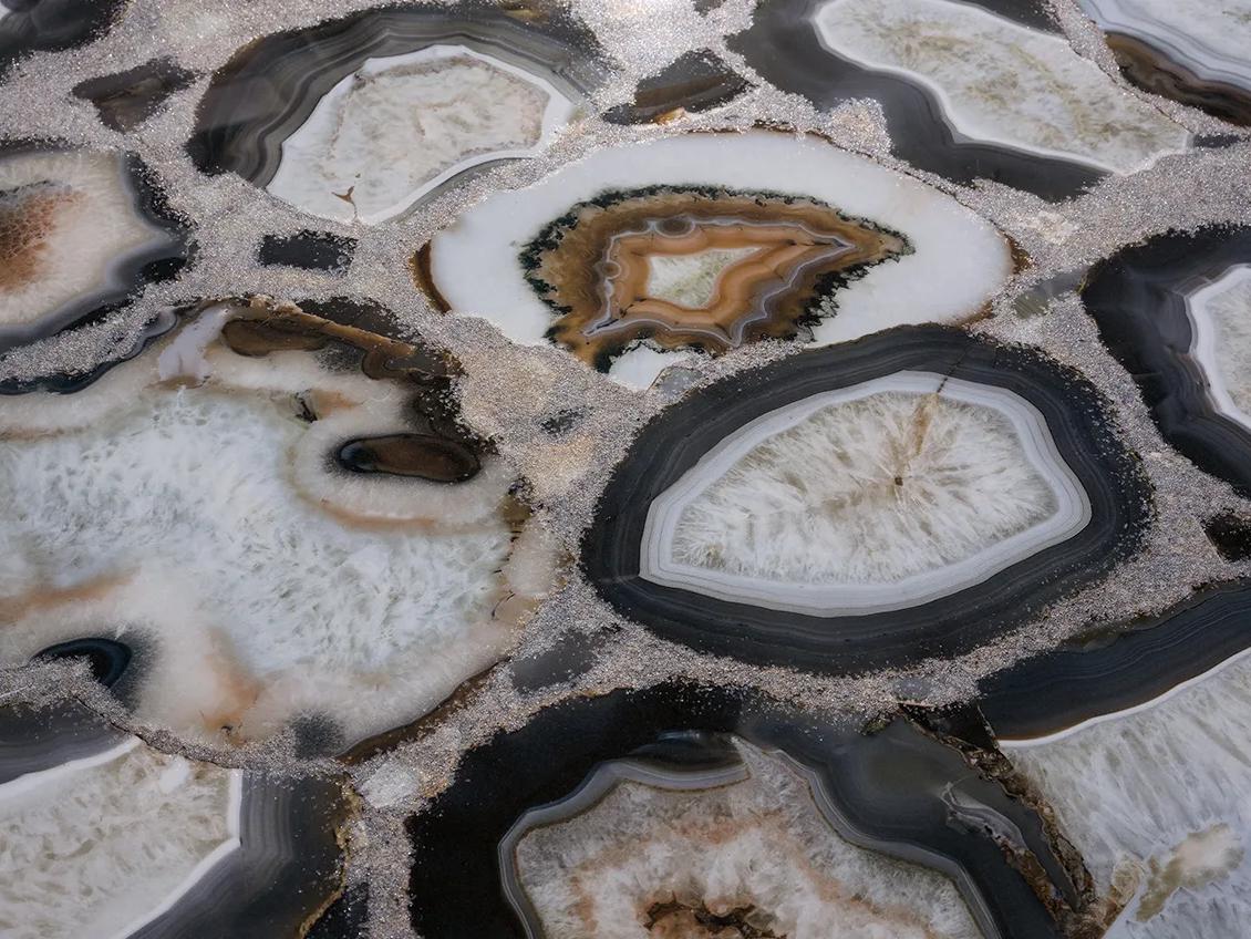 Detailed surface of Cammeo porcelain slabs displaying natural-looking agate circular patterns.